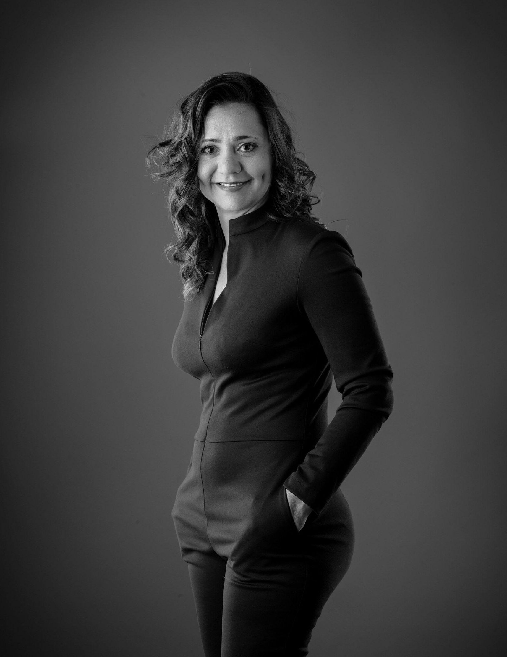 Ioana glimlacht in een zwart-witportret